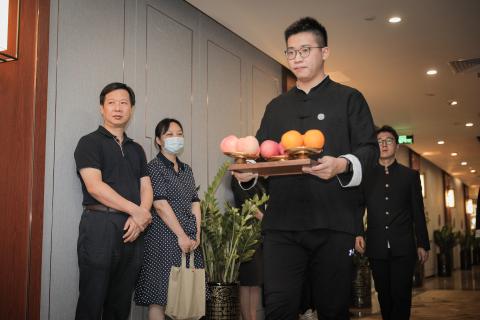 罗湖区委统战部副部长、工商联党组书记叶志伟一行到28圈调研