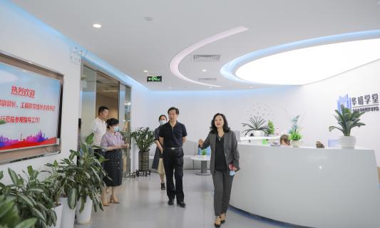 罗湖区委统战部副部长、工商联党组书记叶志伟一行到28圈调研