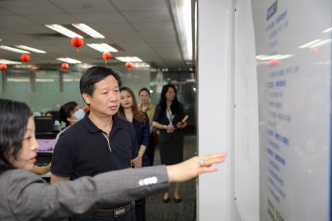 罗湖区委统战部副部长、工商联党组书记叶志伟一行到28圈调研
