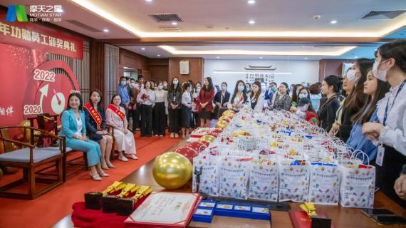 “ 感恩有你 · 一路相伴 ”28圈10年功勋员工颁奖典礼圆满举办